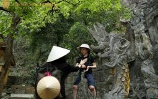 Visit Bich Dong Pagoda