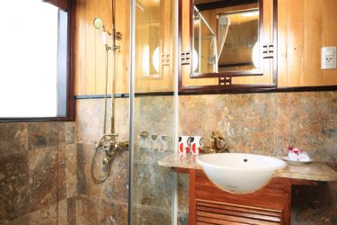 Garden Bay Premium Cruise