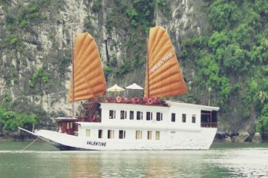 Valentine Junk 5 cabins