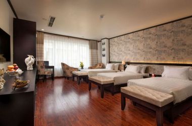 Luxury Family/Group of 4: 4 days/3nights(2 nights at hotel in Hanoi & 1 night on Boat)