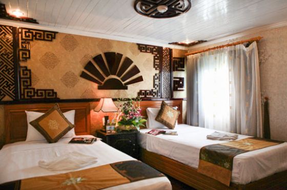 Twin bed bay view - upper floor